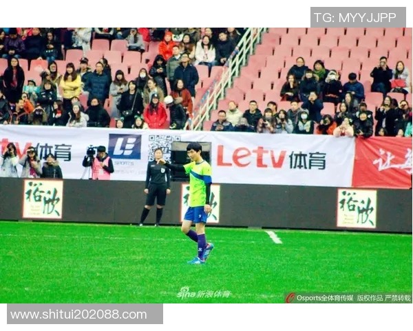 足球场上明星球员与裁判的较量与互动揭示比赛中的背后故事